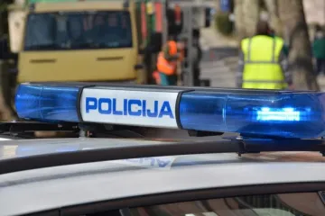 Napadač je dočekao ispred kuće i mlatio je po glavi