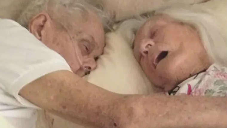 Nakon 75 godina braka preminuli zagrljeni u svom krevetu