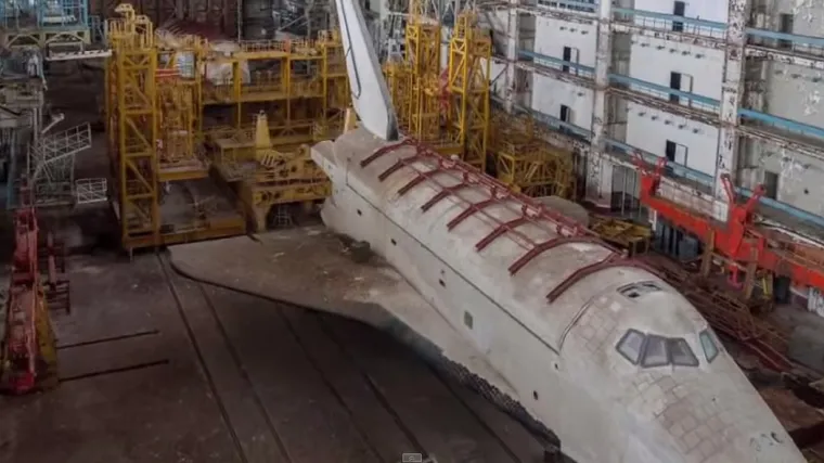 Ruski space shuttle trune u postapokaliptičnom hangaru