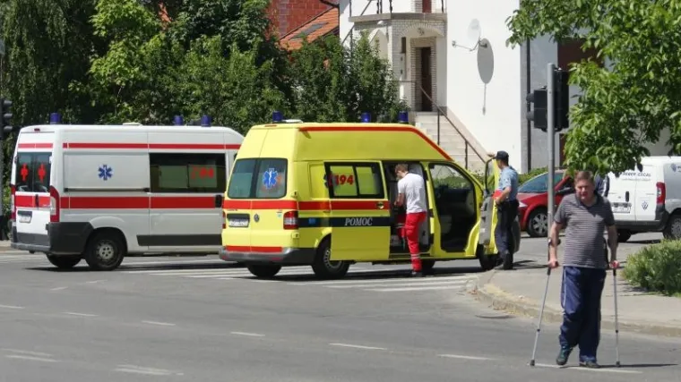 Djevojka pala s drugog kata zgrade, bori se za život