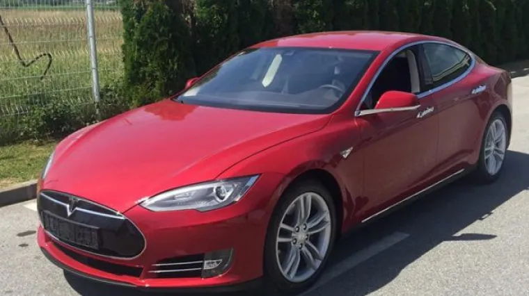 'PREMIJERA' NA FEJSU: Mršić se pohvalio crvenim Teslom