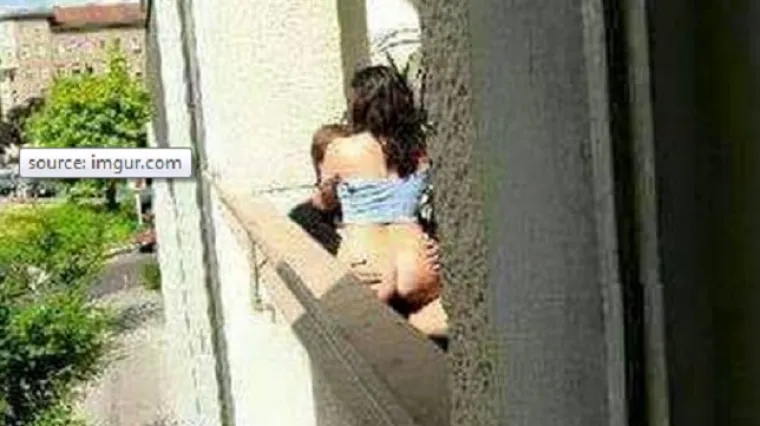 Par se pohvatao na balkonu, a susjedi su sve snimili