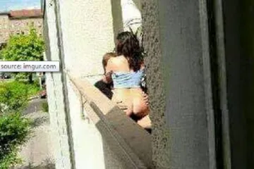 Par se pohvatao na balkonu, a susjedi su sve snimili