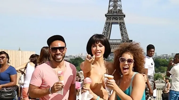 Umjetnica gola pozirala za 'selfije' ispred Eiffelovog tornja
