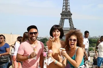 Umjetnica gola pozirala za 'selfije' ispred Eiffelovog tornja