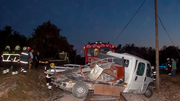 Vlak udario u kombi i usmrtio jednu, a te&scaron;ko ozlijedio drugu osobu