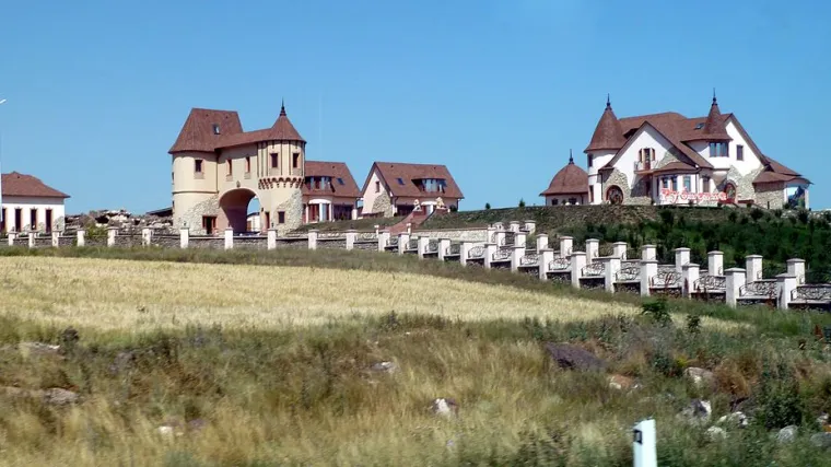 Umjesto francuskih piju domaća vina, a vile prodaju u pola cijene