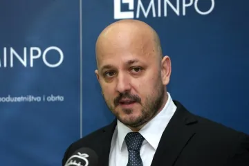 Što je on to u tajnosti razgovarao s Mađarima o INA-i?