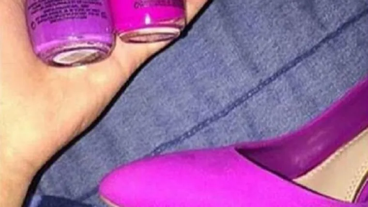 &Scaron;to vi mislite, koja se boja laka bolje slaže s ovim cipelama?