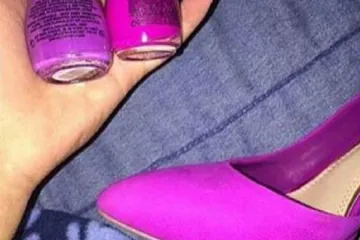 &Scaron;to vi mislite, koja se boja laka bolje slaže s ovim cipelama?