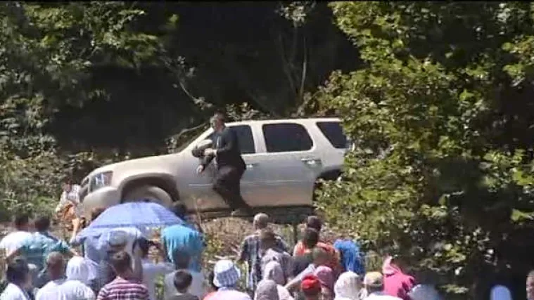 Pogledajte kako su okupljeni na Srebrenici vrijeđali i kamenjem gađali Aleksandra Vučića