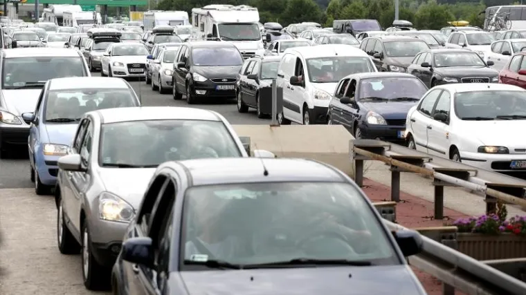 Na cestama su velike gužve, kolona kod Lučkog duga je 9 kilometara