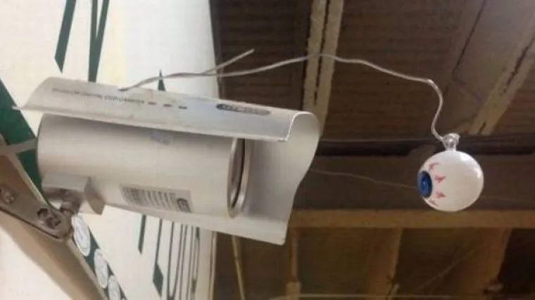 Kako za***ati nadzornu kameru? Jako lako!