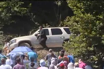 Pogledajte kako su okupljeni na Srebrenici vrijeđali i kamenjem gađali Aleksandra Vučića