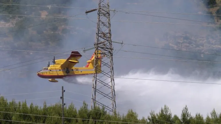 Požar u Ka&scaron;tel Kambelovcu pod kontrolom, vatru gasilo 80 vatrogasaca i tri kanadera