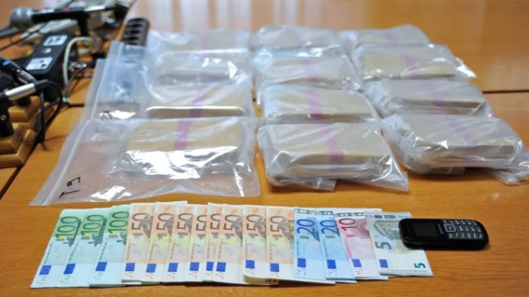 Srbijanski carinici u automobilu prona&scaron;li 600.000 eura pa ih privremeno oduzeli