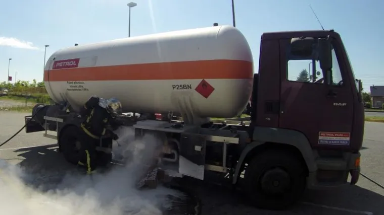 U sudaru vi&scaron;e automobila s cisternom koja je prevozila kerozin četvero mrtvih!