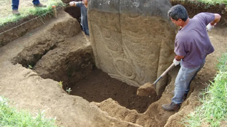 Nove fotografije cijelih tijela kamenih kipova s Uskršnjeg otoka