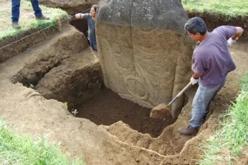 Nove fotografije cijelih tijela kamenih kipova s Uskršnjeg otoka