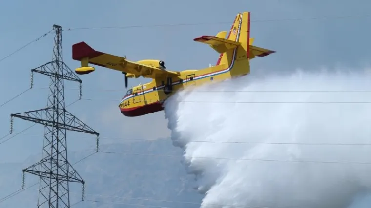 Na terenu tri kanadera, vatra se približila kućama