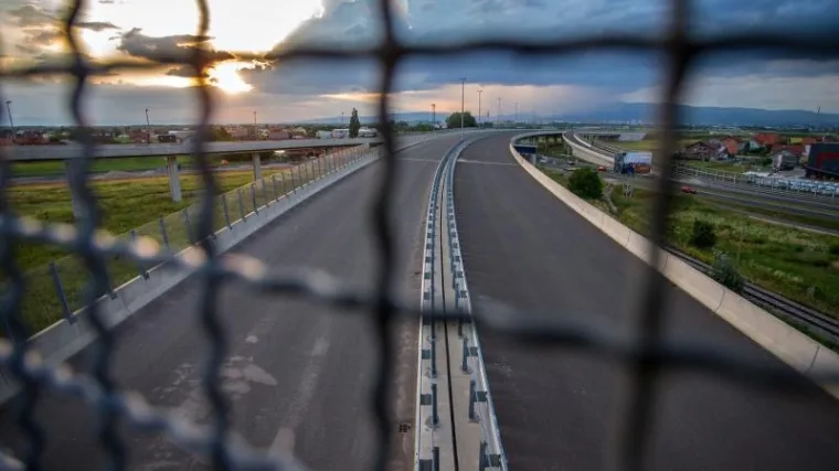 Morao sam preuzeti volan od vozača, zaspao je, krivudao cestom...