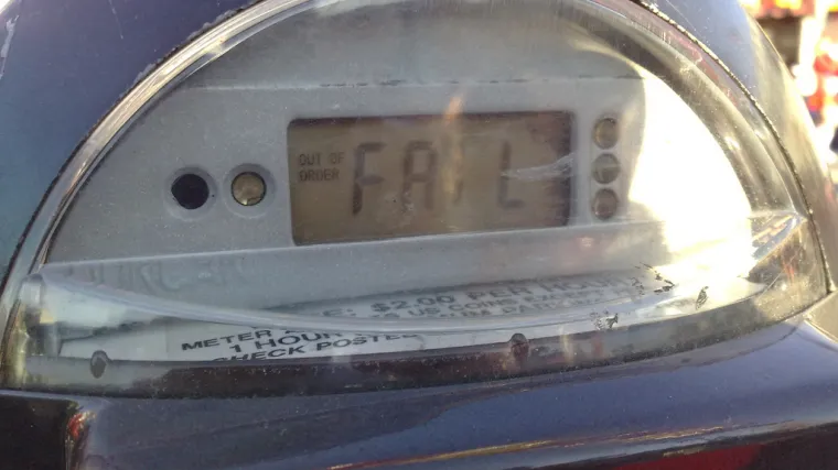 Vandali razbili aparate za naplatu parkiranja, centar grada procvjetao