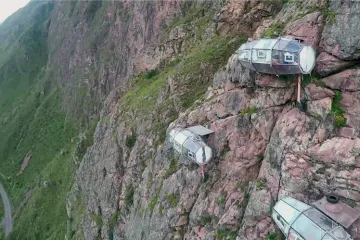 HOTEL NA STIJENI: Prozirne kapsule za spavanje samo za neustra&scaron;ive goste