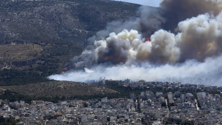 Veliki požar u Grčkoj: gusti dim prekrio Atenu, spa&scaron;avali 100 ljudi zarobljenih na plaži