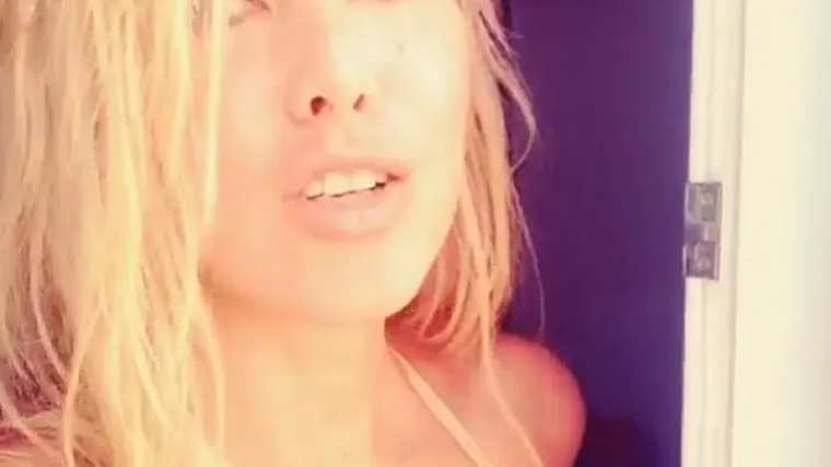 Biondina je stigla u grad i usput pozvala obožavatelje na tulum