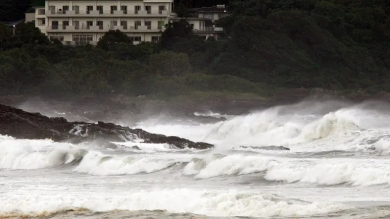 Dvoje mrtvih, deseci ozlijeđenih, evakuirano 400.000 ljudi