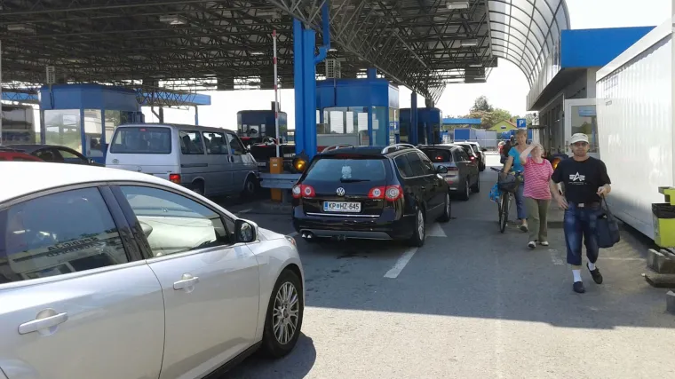 Invazija turista na hrvatsku obalu: na granici kolona duga 22 kilometra, čeka se satima!