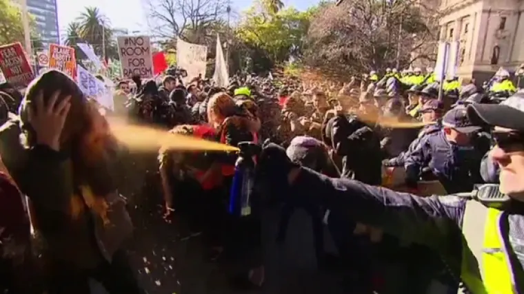 Nekoliko stotina australskih nacionalista i njihovih protivnika sukobilo se s policijom