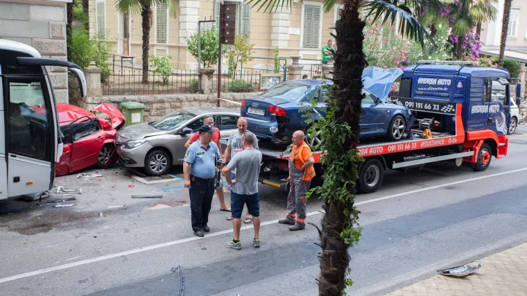 Velika prometna nesreća u centru Opatije: autobusom o&scaron;tetio desetak vozila