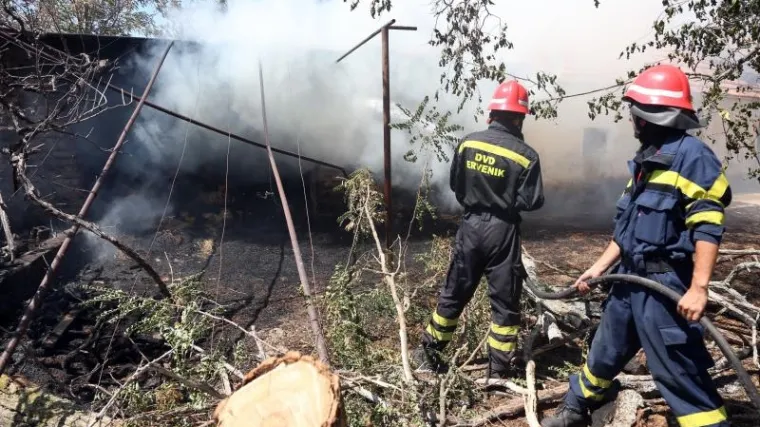 Zbog požara na Pore&scaron;tini iskopčana struja, gorjelo i oko Pule