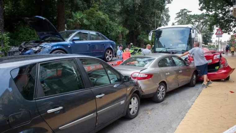 Vozaču pozlilo, pa autobusom 'pokupio' devet automobila