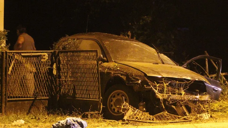 Sletio s ceste, zabio se u stup i poginuo: od siline udarca i vozač i suvozačica su izletjeli iz vozila!