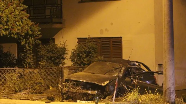 Audijem se zabili u stup i oboje izletjeli na cestu, mu&scaron;karac poginuo, žena se bori za život