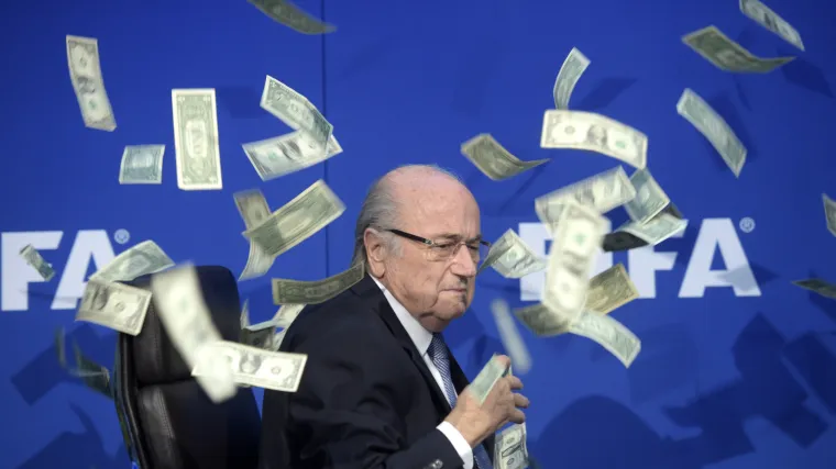 Komičar prekinuo Blatterovu presicu i zasuo vreme&scaron;nog &Scaron;vicarca mno&scaron;tvom novčanica