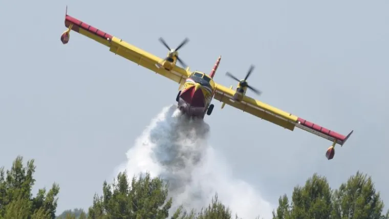Vatrenu stihiju na Korčuli gase i dva kanadera