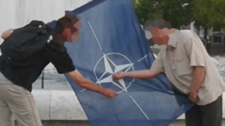 U Podgorici zapalili zastavu NATO-a, reagirale ambasadorice Njemačke i SAD-a