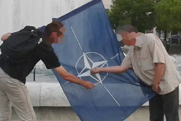 U Podgorici zapalili zastavu NATO-a, reagirale ambasadorice Njemačke i SAD-a