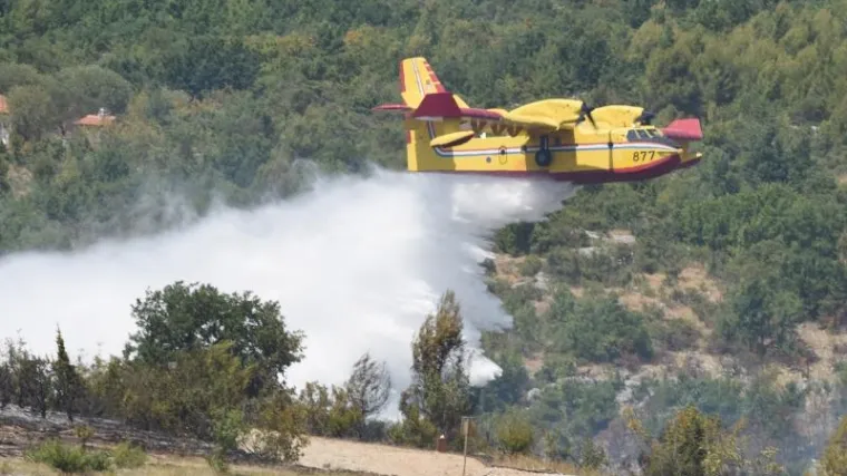 Proveli smo dan s hrabrim pilotima Protupožarne eskadrile: odmaraju jedino kad slete po gorivo