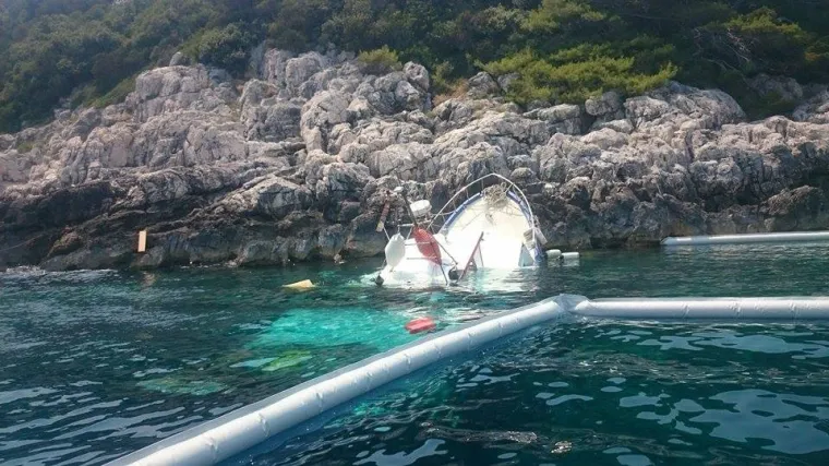 Na Mljetu se nasukala kočarica iz koje je curilo ulje, kapetan i posada zaspali