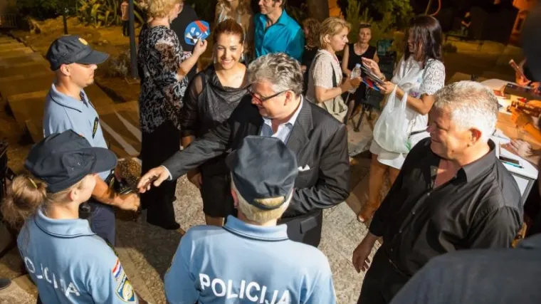 Predstava izvedena pod jakim osiguranjem, policija pregledavala publiku