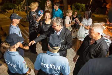 Predstava izvedena pod jakim osiguranjem, policija pregledavala publiku