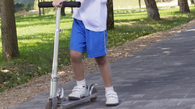 Dijete (7) se romobilom zabilo u automobil i zadobilo teške ozljede