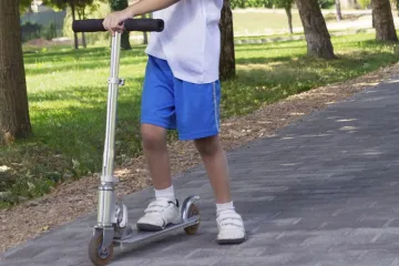 Dijete (7) se romobilom zabilo u automobil i zadobilo teške ozljede