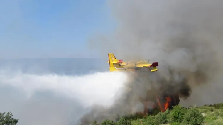 Vatra prijeti kućama, dio stanovnika bez struje i telefona