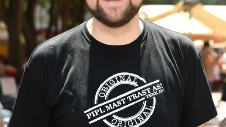 Peđa Grbin uhvaćen u ležernom izdanju, u majici 'Pipl mast trast as!'