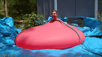 Uvukao se u vodeni balon, pogledajte usporenu snimku eksplozije